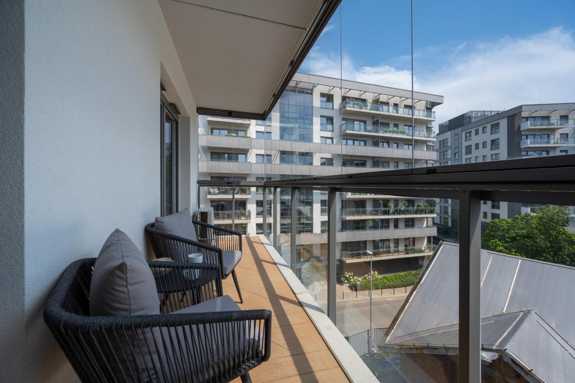 Apartment Elegant With Parking On Kepa Mieszczanska By Renters Prestige Wroclaw